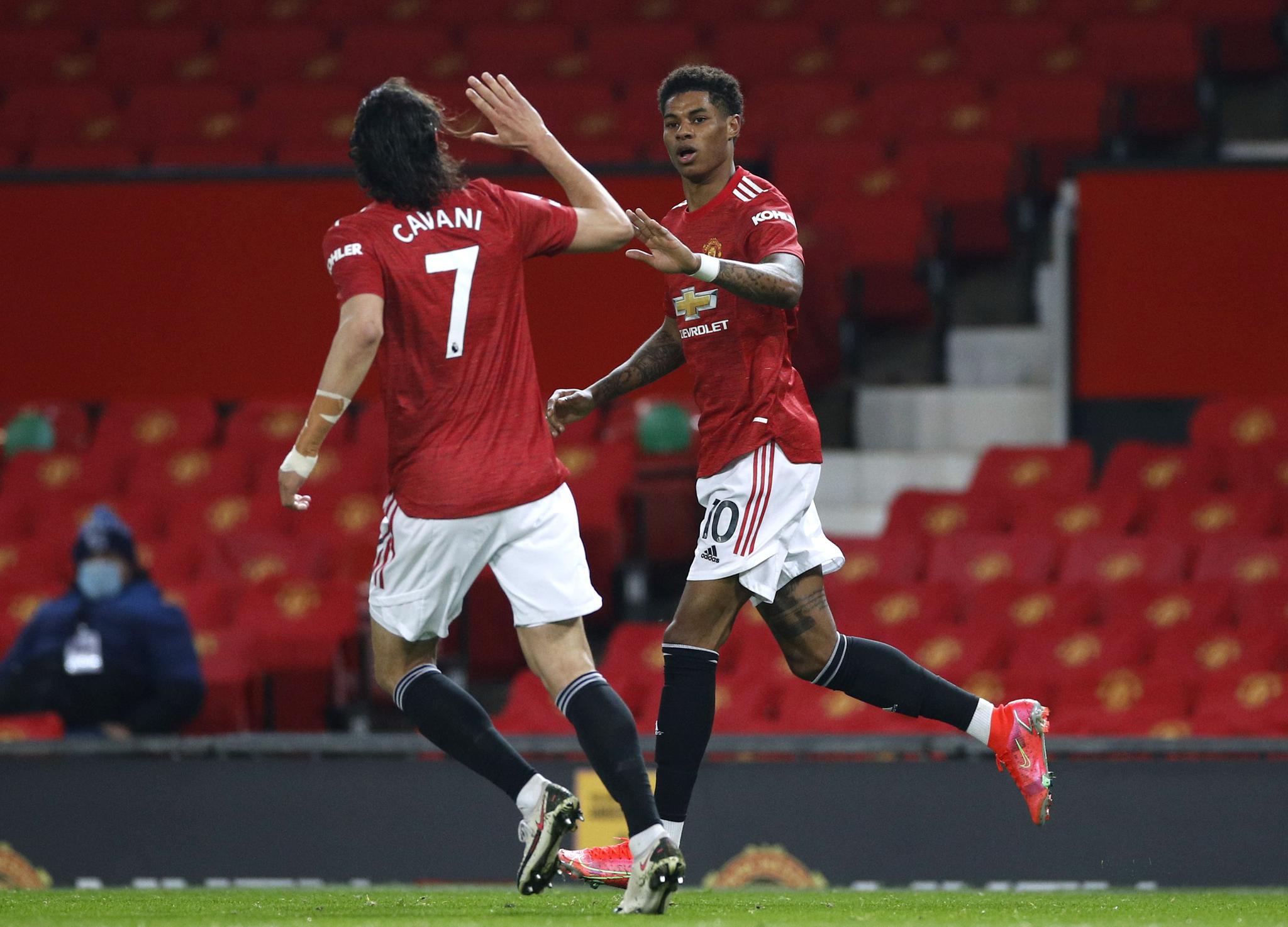 皇马下赛季主场球衣谍照:经典白色主色调,深绿镶边+粉红三道杠(皇马新赛季主场球衣曝光:经典纯白基调,深绿滚边配粉色三条纹)